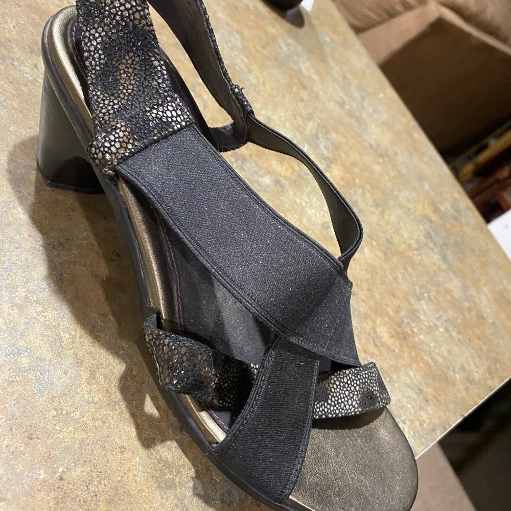 Aravon Black Sandals with Textured Elastic Straps